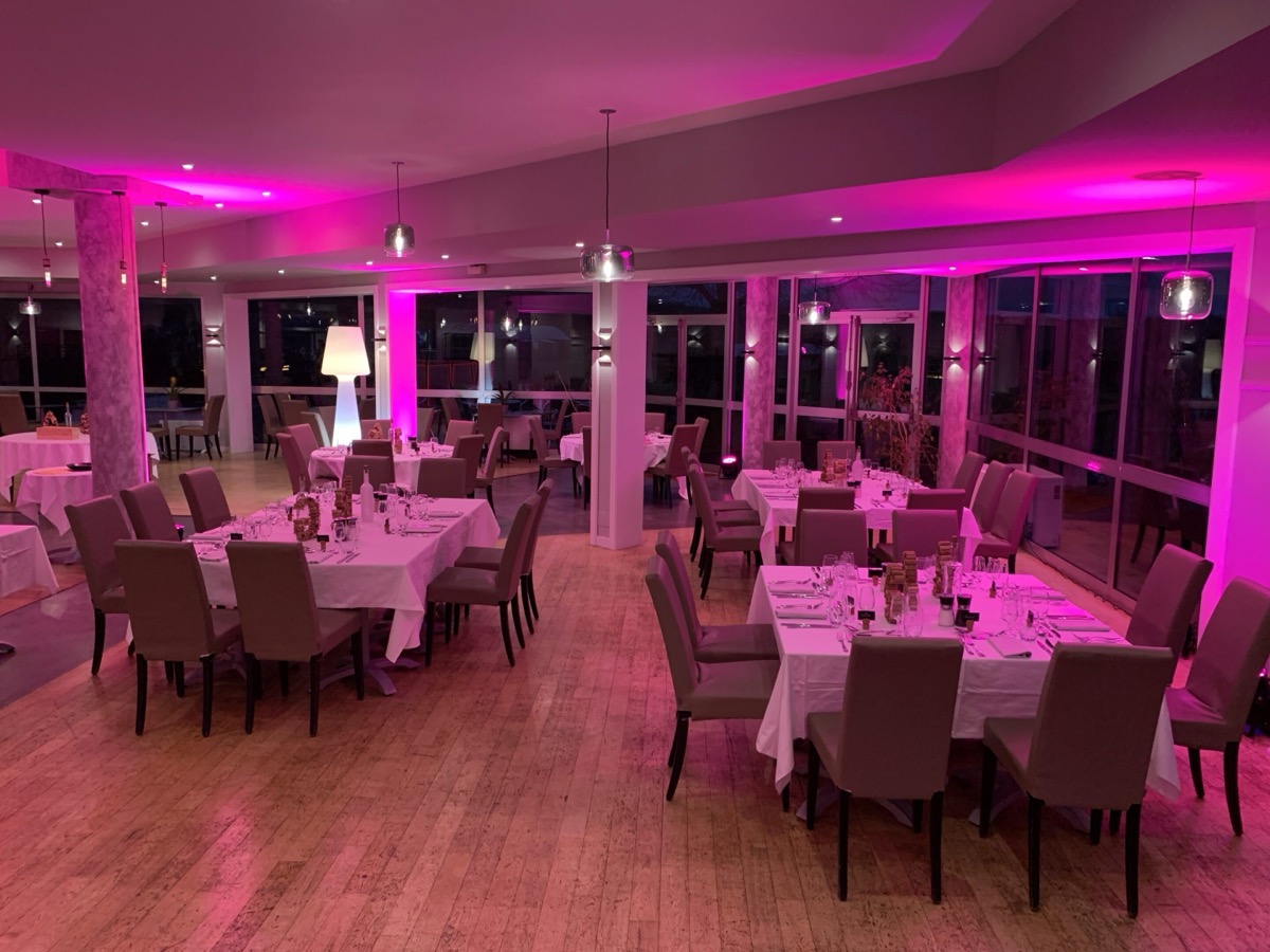Salle du restaurant aménagée pour un mariage