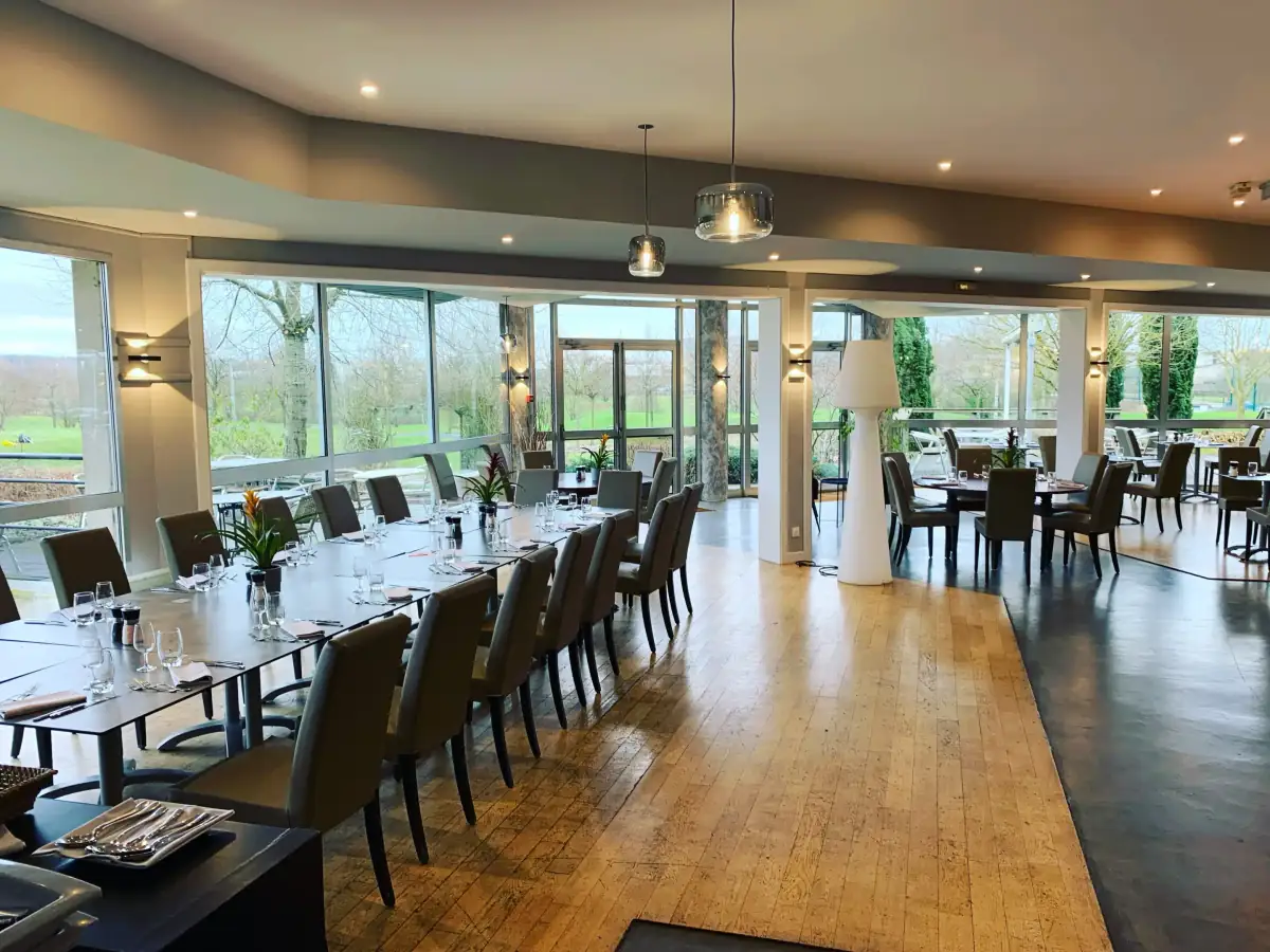 Salle du restaurant configurée pour un séminaire d'entreprise