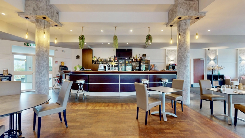 Le bar du restaurant du golf de Metz Technopôle avec ses tabourets