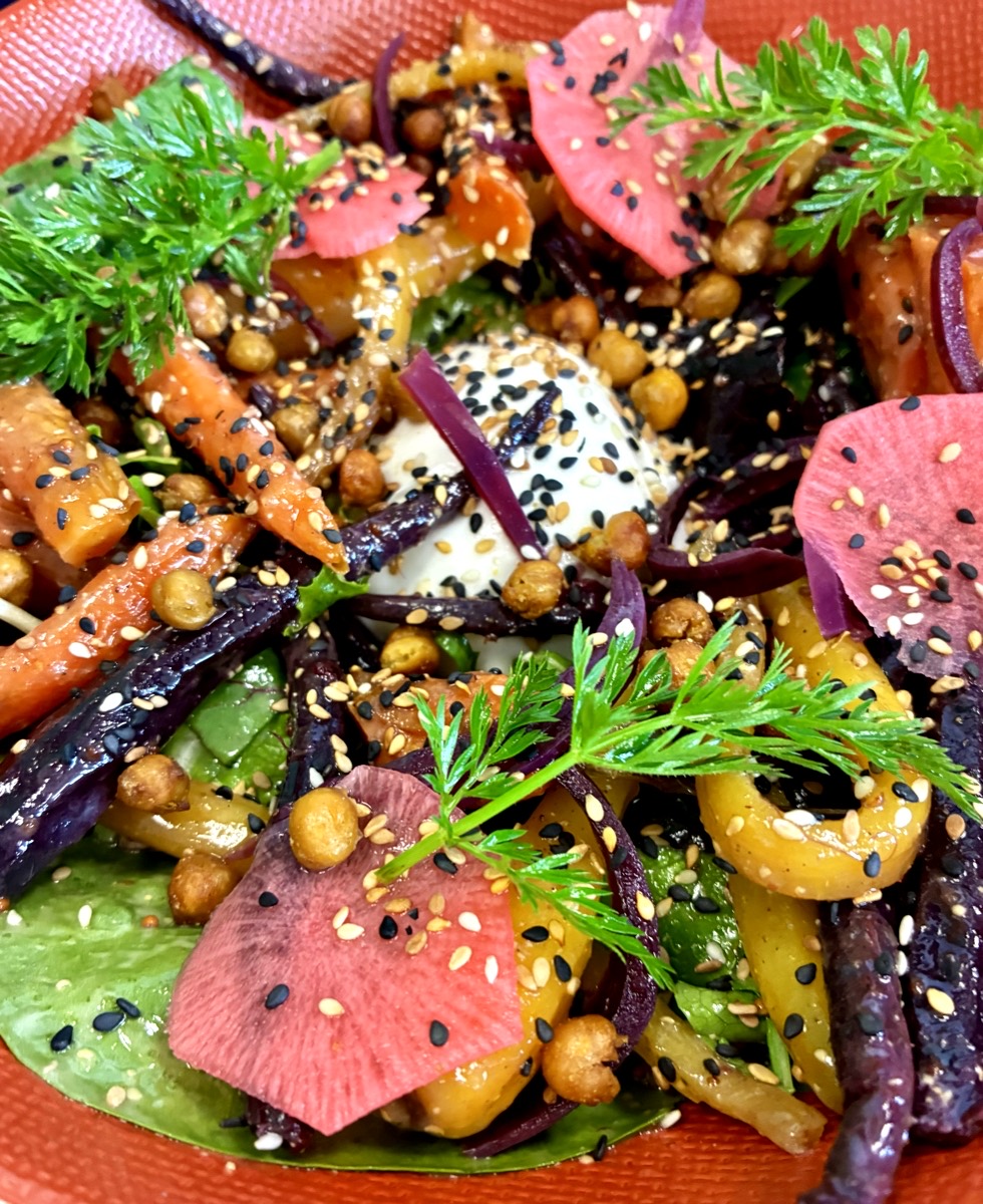 Salade de carottes multicolores rôties, pois chiches croustillants, radis roses et graines de sésame