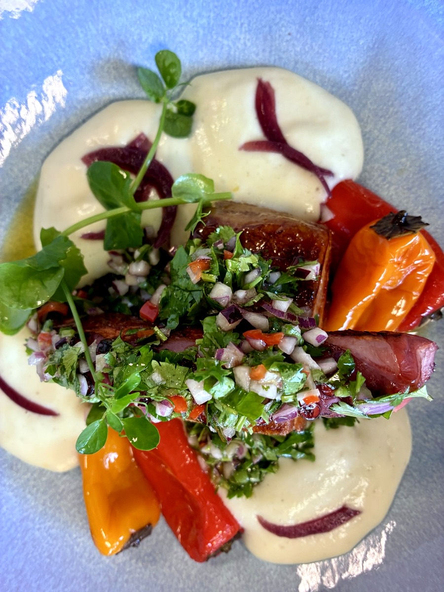 Pluma de porc ibérique tranchée, sauce chimichurri, siphon au maïs et poivrons confits