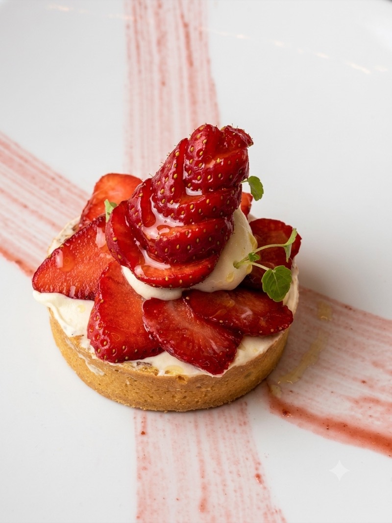 Tarte aux fraises fraîches, crème et coulis de fraise